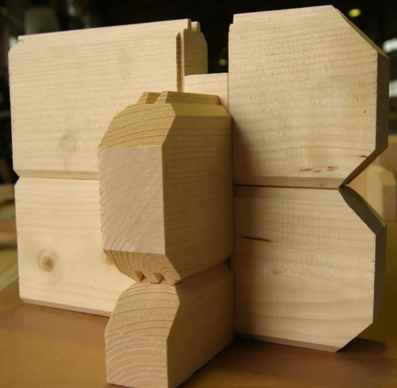 equipe de montage pour un chalet en kit madrier